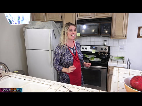 ❤️ Stepmom هن جي تاريخ کان اڳ باورچی خانه ۾ کيس کير پيارڻ ❤️❌ مقعد فحش